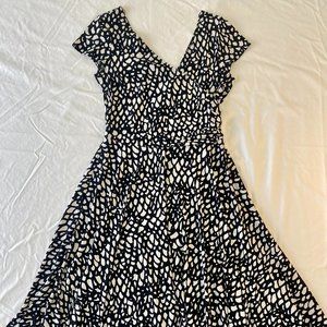 Maggy London Cap Sleeve Black and White Print Faux Wrap Dress in Size 8